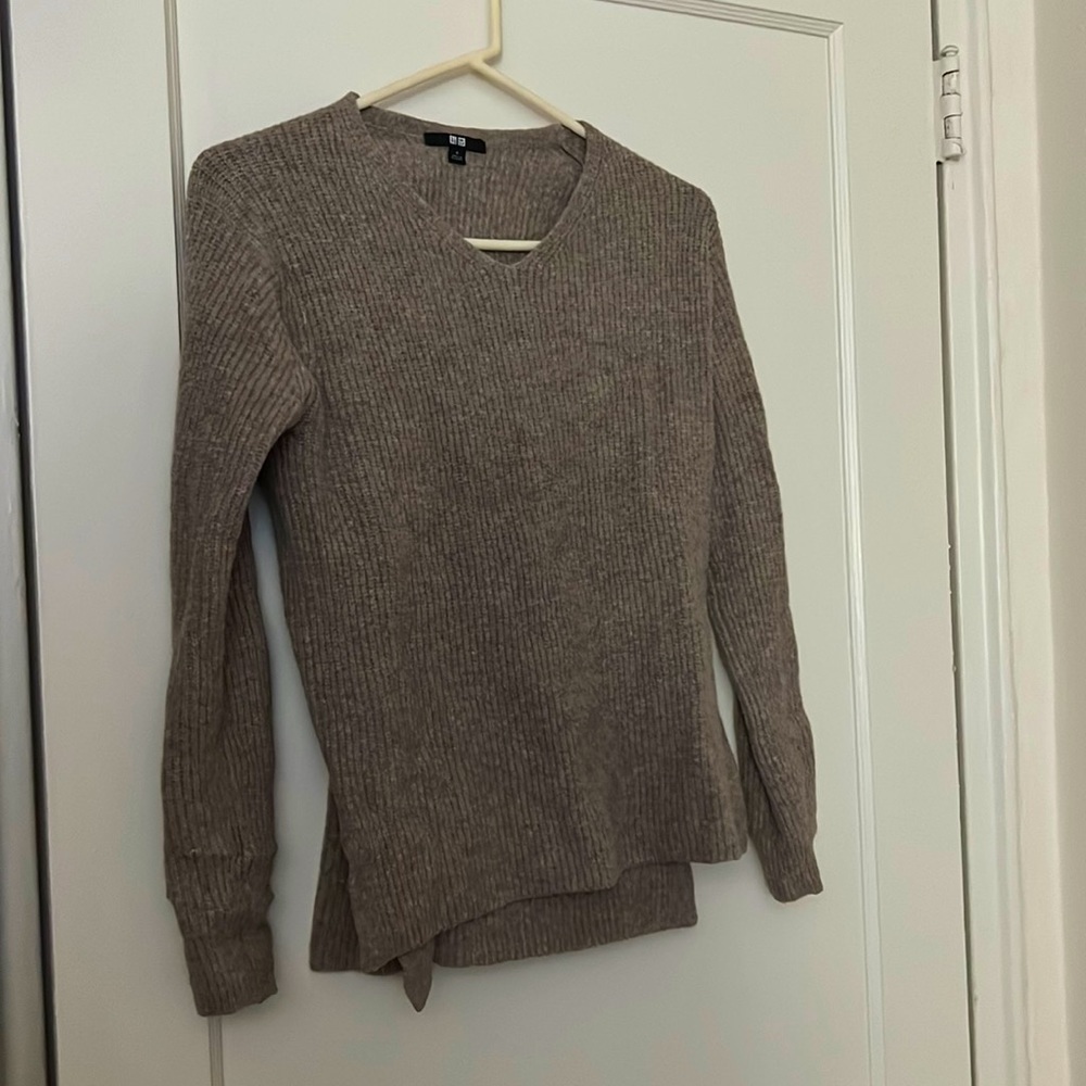uniqlo tan/brown sweater size: S